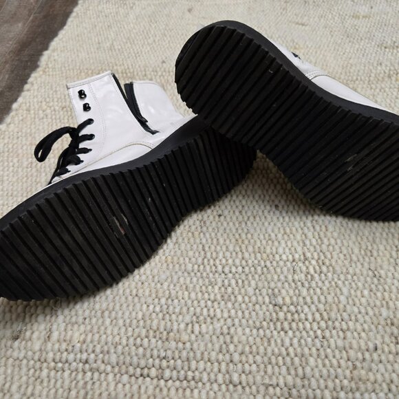 STYLISH WHITE DOC MARTIN STYLE BOOTS BY STEVE MADDEN. SIZE 11US ZIPPERED - Picture 7 of 8